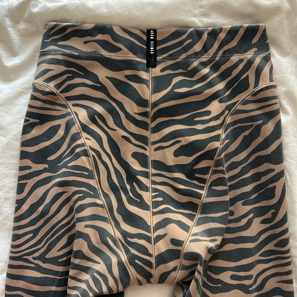 Adam Selman Sport ASS size S French Cut Legging tiger striped sand and black - Picture 2 of 5